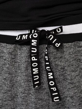 Женский спортивный костюм свободного силуэта